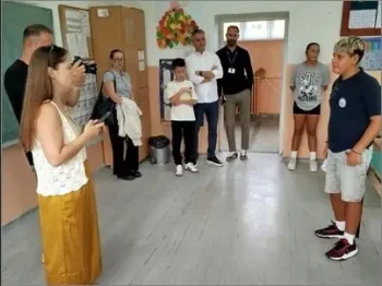 Poseta od snimatelska ekipa i novinarka i pretstavnici od obse omega